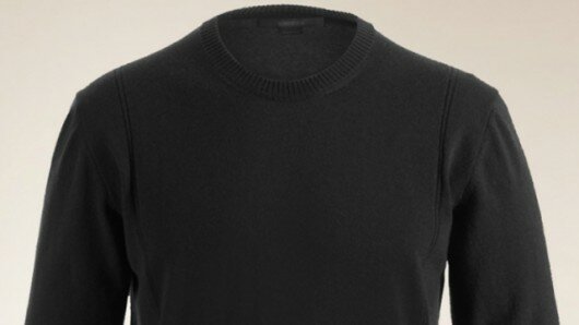 Te gusta el jersey negro que siempre utiliza Steve Jobs, puede ser tuyo por 616$, stevejobsjumper 530x298