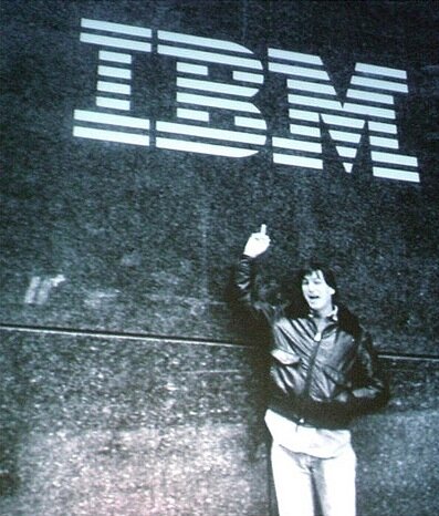 Aparece una imagen de Steve Jobs joven profanando el logotipo de IBM, steve dedo ibm informacioniphonecom